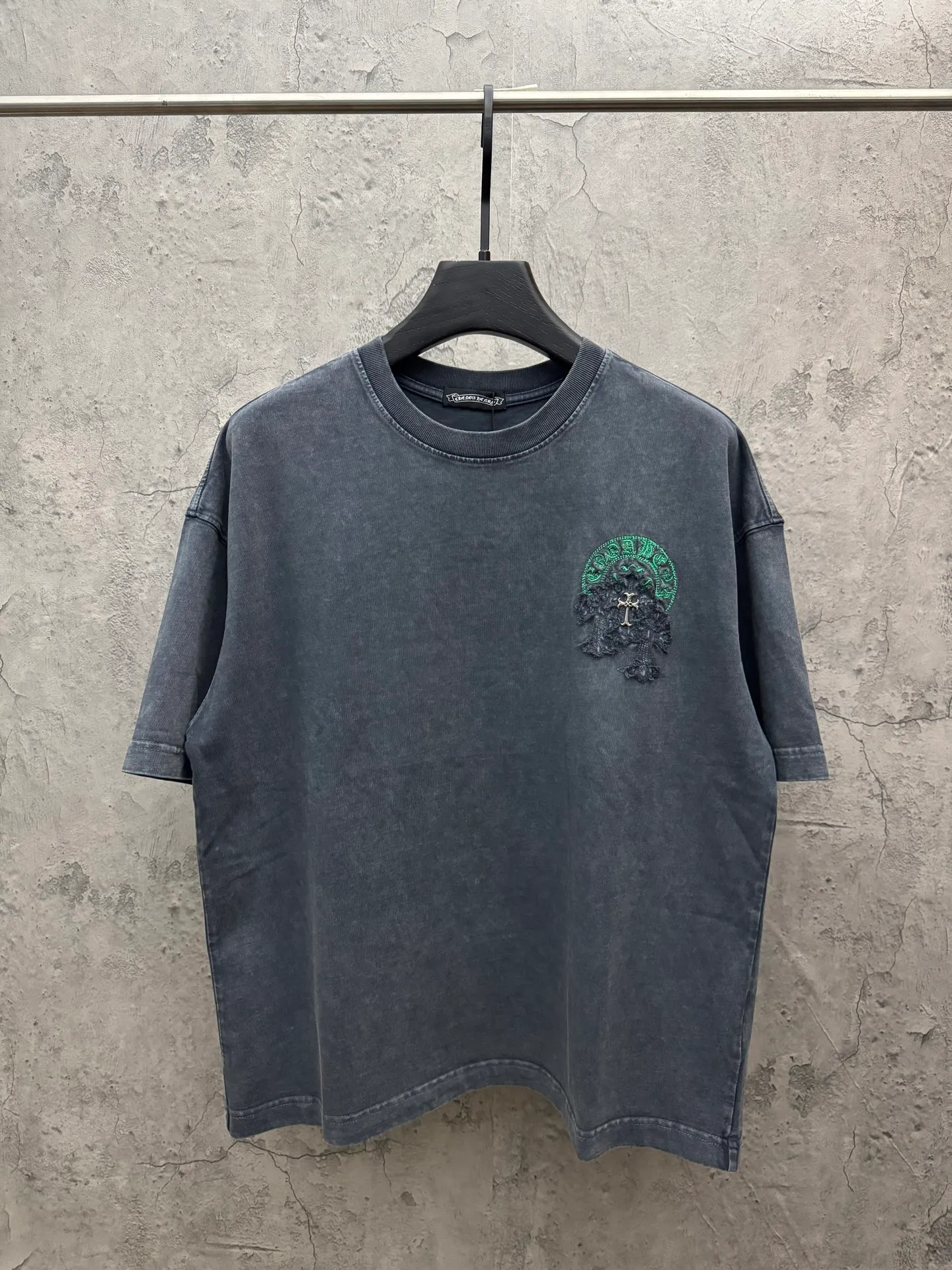 P240 top version, real shot without P, ​​different from market currency) 𝗖𝗵𝗿𝗼𝗺𝗲 𝗛𝗲𝗮𝗿𝘁𝘀/Croxin 2026 spring new original single counter American washed patch embroidered couple short sleeves 👑The highest version! Customized fabric 320 grams, washed and fried. Best-selling model at the counter. Very comfortable to wear. Accessories: Original molded and authenticated collar label➕100% silk wash label. Genuine purchase-grade original hangtag➕matching hanging rope➕3D hanging beads➕original packaging bag. Craftsmanship: The original version has consistent wiring! The highest version of the armhole matching technique! Color: Gray Black Size: S M L XL Style No.: 6616